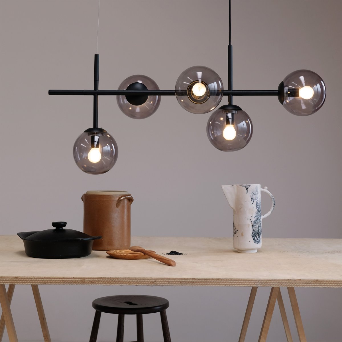 Como 93cm Noir suspension De Dyberg Larsen - Como est une élégante suspension avec de longs bras et cinq abat-jour.