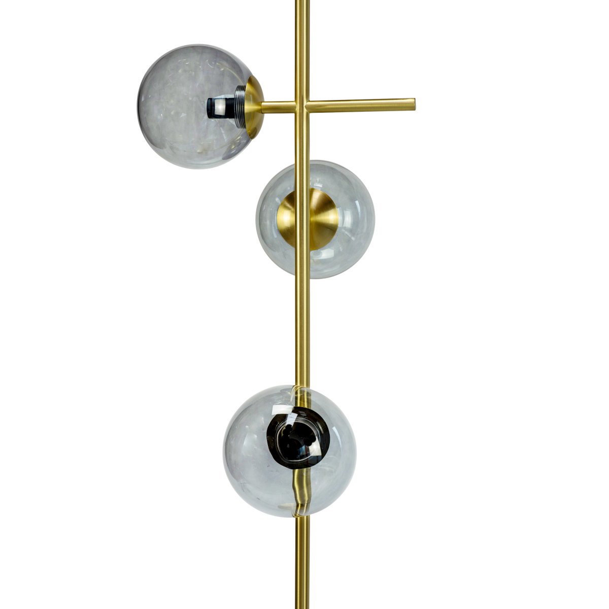 Como Laiton lampadaire De Dyberg Larsen - Les abat-jour en verre fumé confèrent à la lampe un caractère unique et vous pouvez expérimenter différentes sources de lumière pour créer une expression personnelle.