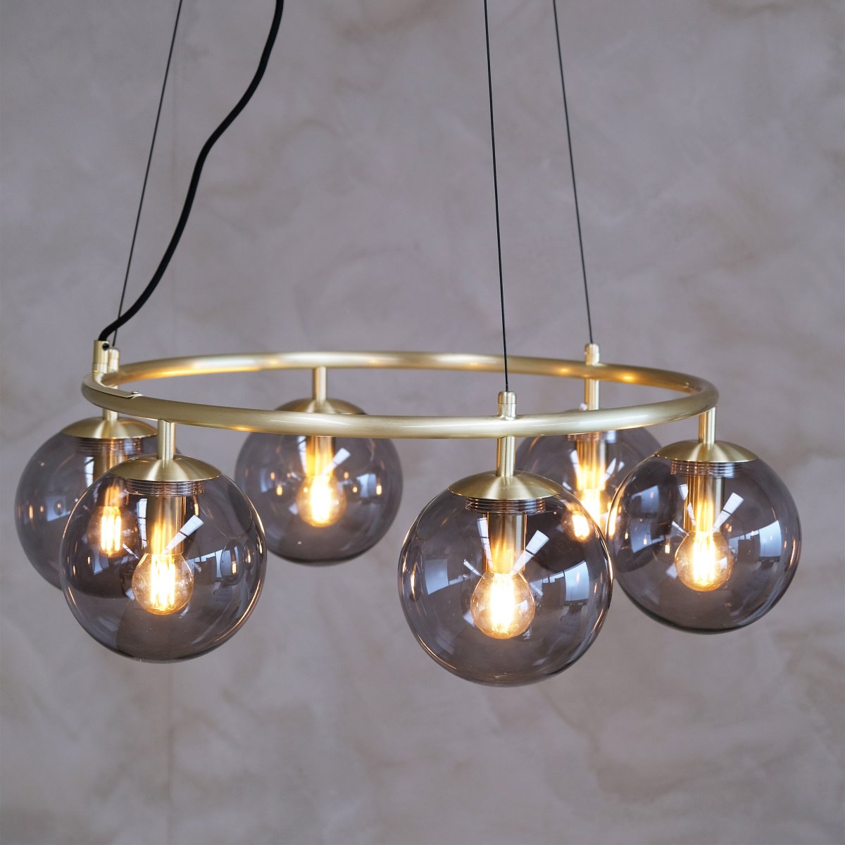 Como Ø65 Laiton suspension De Dyberg Larsen - Le cadre de couleur laiton de la lampe lui confère une sensation luxueuse et en fait un ajout parfait au-dessus de la table à manger ou dans le salon.