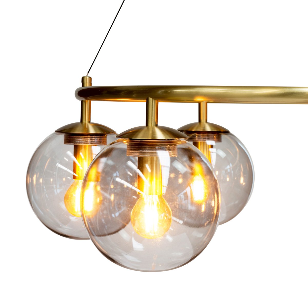 Como Ø65 Laiton suspension De Dyberg Larsen - Le cadre de couleur laiton de la lampe lui confère une sensation luxueuse et en fait un ajout parfait au-dessus de la table à manger ou dans le salon.