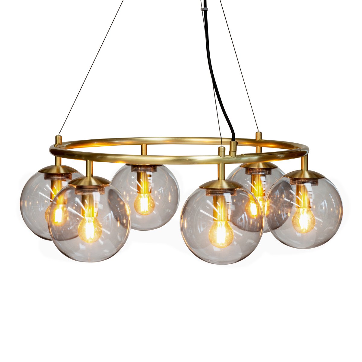 Como Ø65 Laiton suspension De Dyberg Larsen - Le cadre de couleur laiton de la lampe lui confère une sensation luxueuse et en fait un ajout parfait au-dessus de la table à manger ou dans le salon.