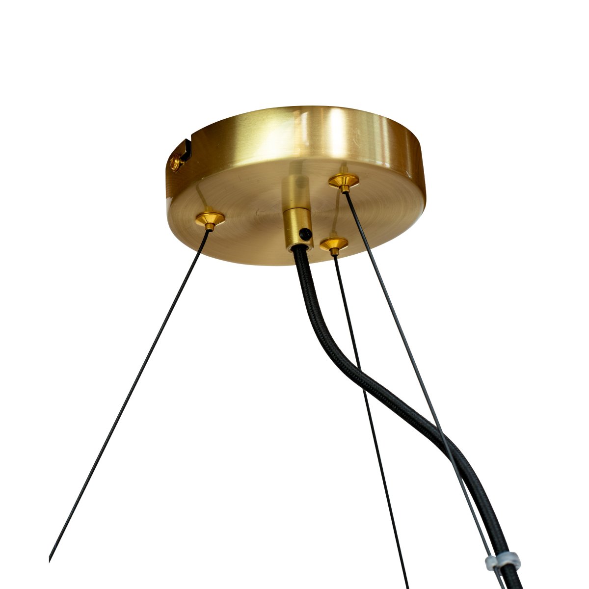 Como Ø65 Laiton suspension De Dyberg Larsen - Le cadre de couleur laiton de la lampe lui confère une sensation luxueuse et en fait un ajout parfait au-dessus de la table à manger ou dans le salon.