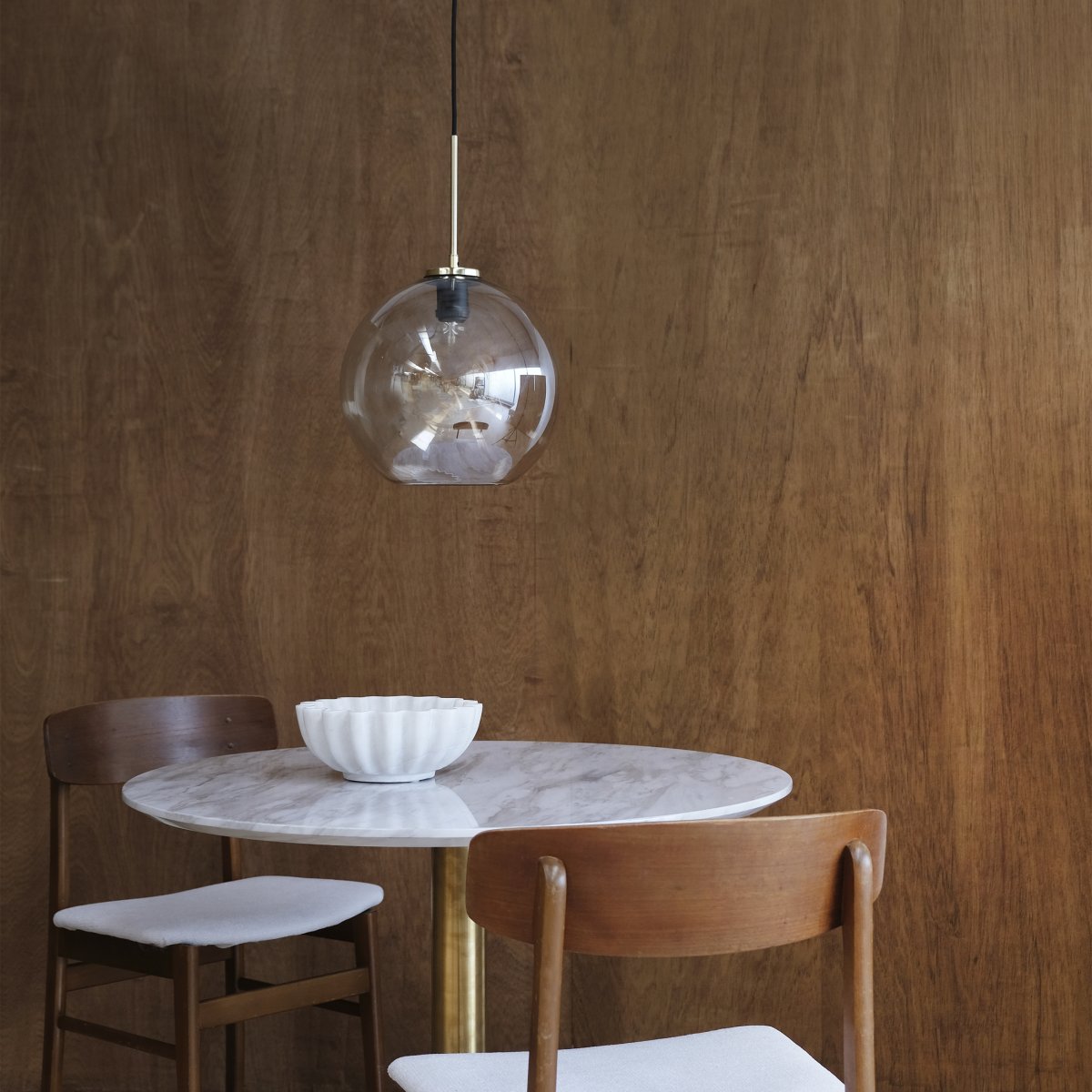 Loop Ø30 Laiton suspension De Dyberg Larsen - Il est recommandé de le placer au-dessus de la table à manger, de la table basse ou de plusieurs tables.