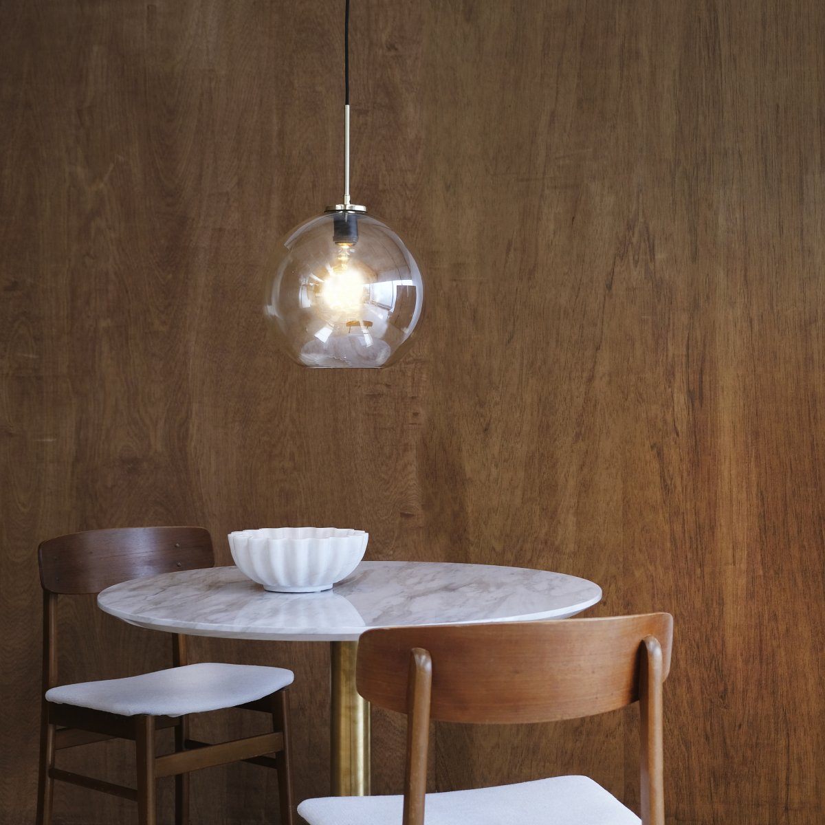 Loop Ø30 Laiton suspension De Dyberg Larsen - Il est recommandé de le placer au-dessus de la table à manger, de la table basse ou de plusieurs tables.