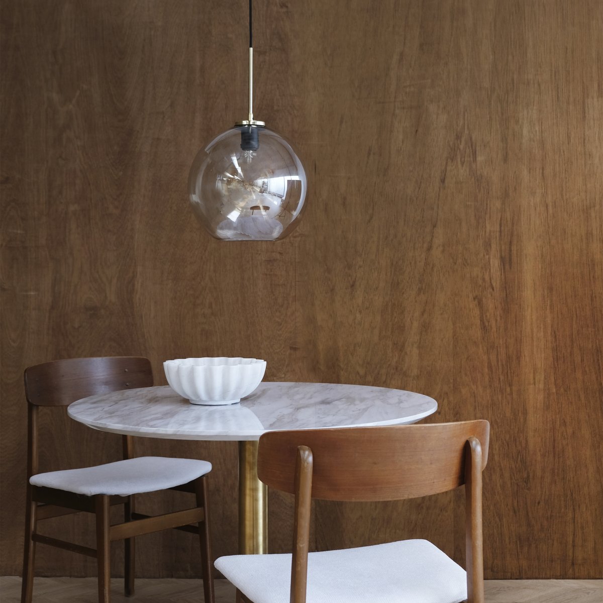 Loop Ø25 Laiton suspension De Dyberg Larsen - Il est recommandé de le placer au-dessus de la table à manger, de la table basse ou de plusieurs tables.