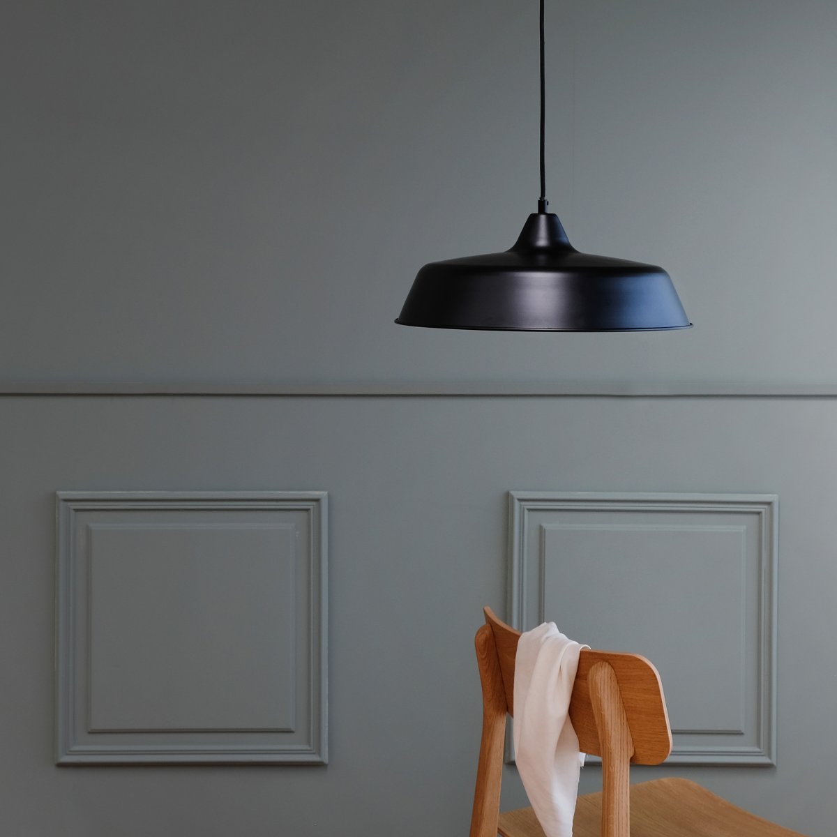 Raw Ø40 Noir suspension De Dyberg Larsen - La suspension « Raw » est un plafonnier moderne et élégant en métal avec un design charmant.