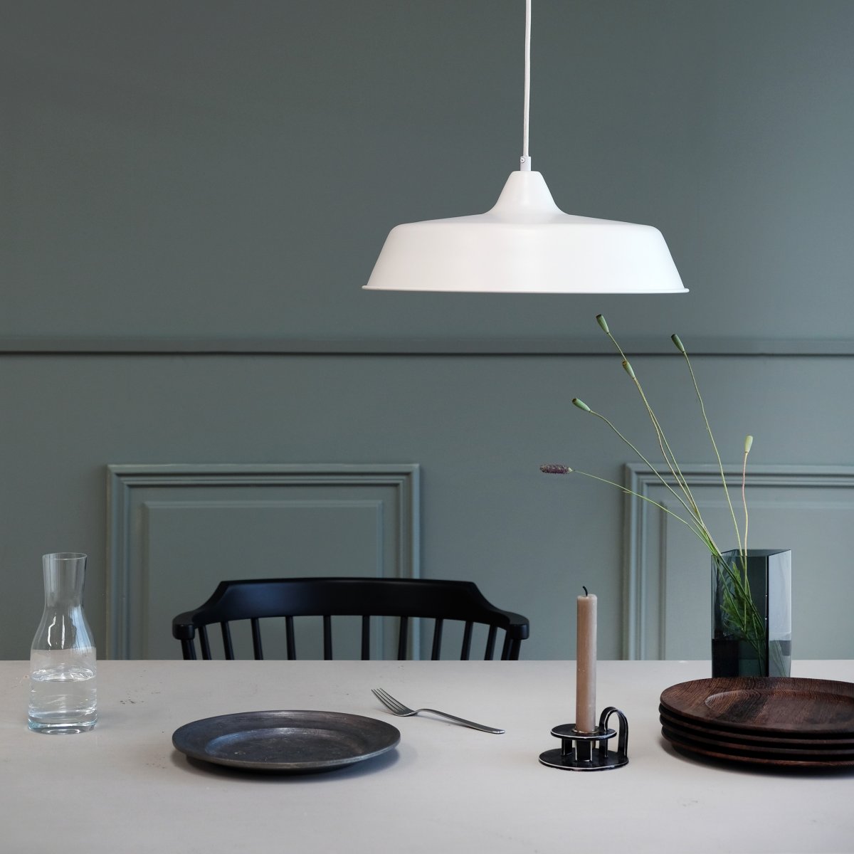 Raw Ø40 Blanc suspension De Dyberg Larsen - La suspension « Raw » est un plafonnier moderne et élégant en métal avec un design charmant.