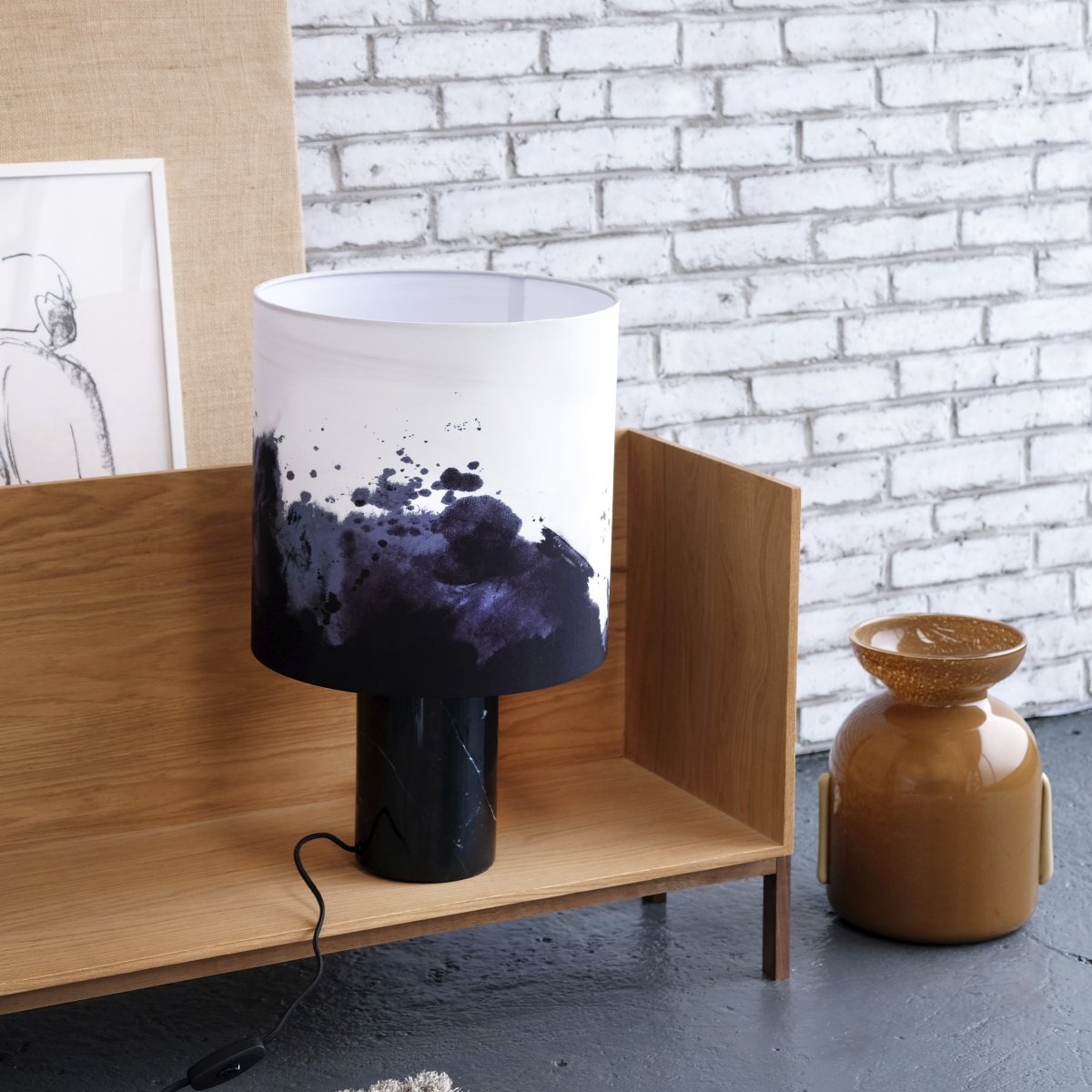Molly 50cm Marbre lampe de table De Dyberg Larsen - Livré avec un câble textile noir de 1,6 m de long et un interrupteur d'alimentation.
