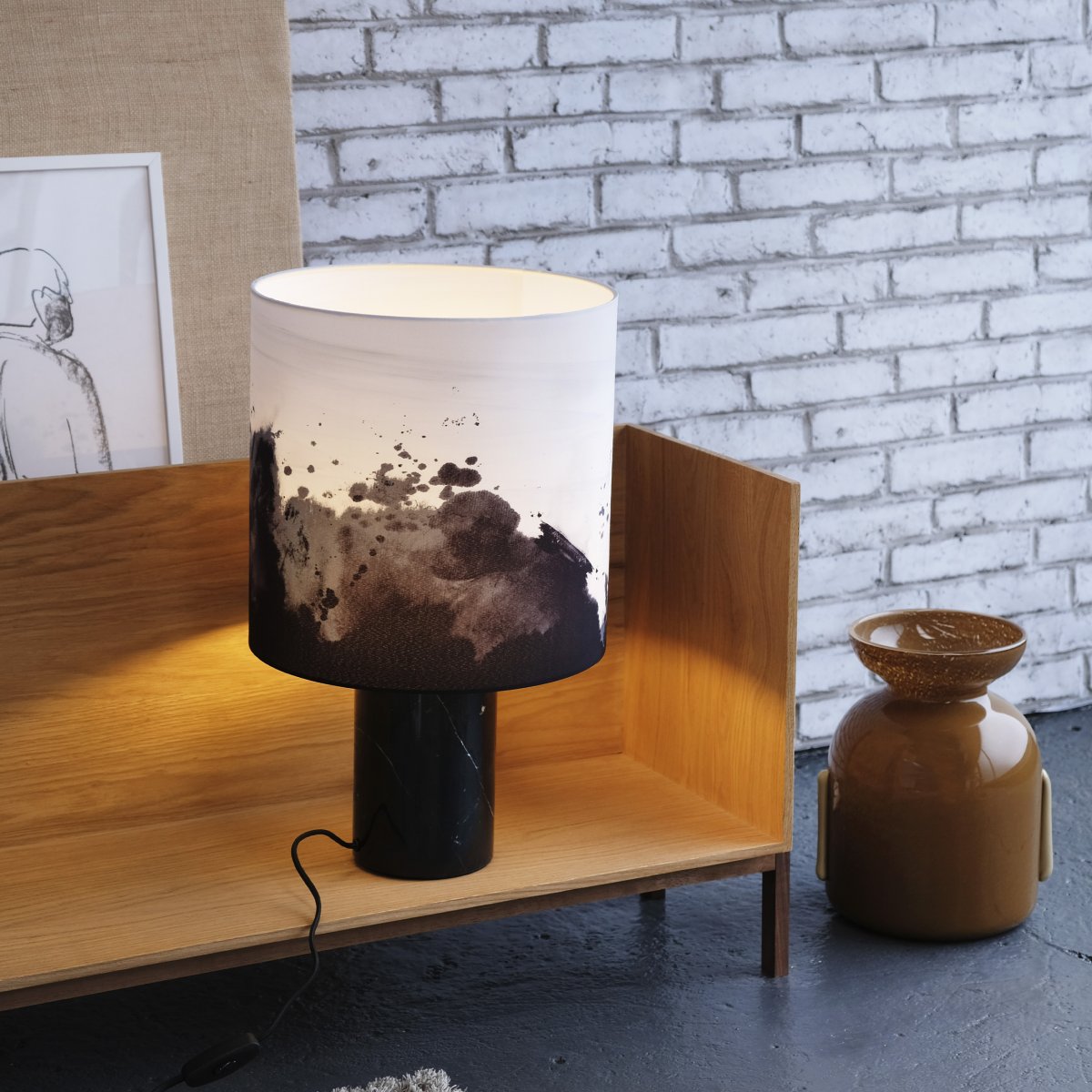 Molly 50cm Marbre lampe de table De Dyberg Larsen - Livré avec un câble textile noir de 1,6 m de long et un interrupteur d'alimentation.