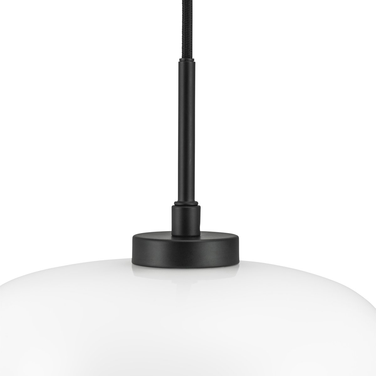 Arp Ø25 Opale suspension De Dyberg Larsen - La suspension est en métal noir mat et le câble est en textile noir.