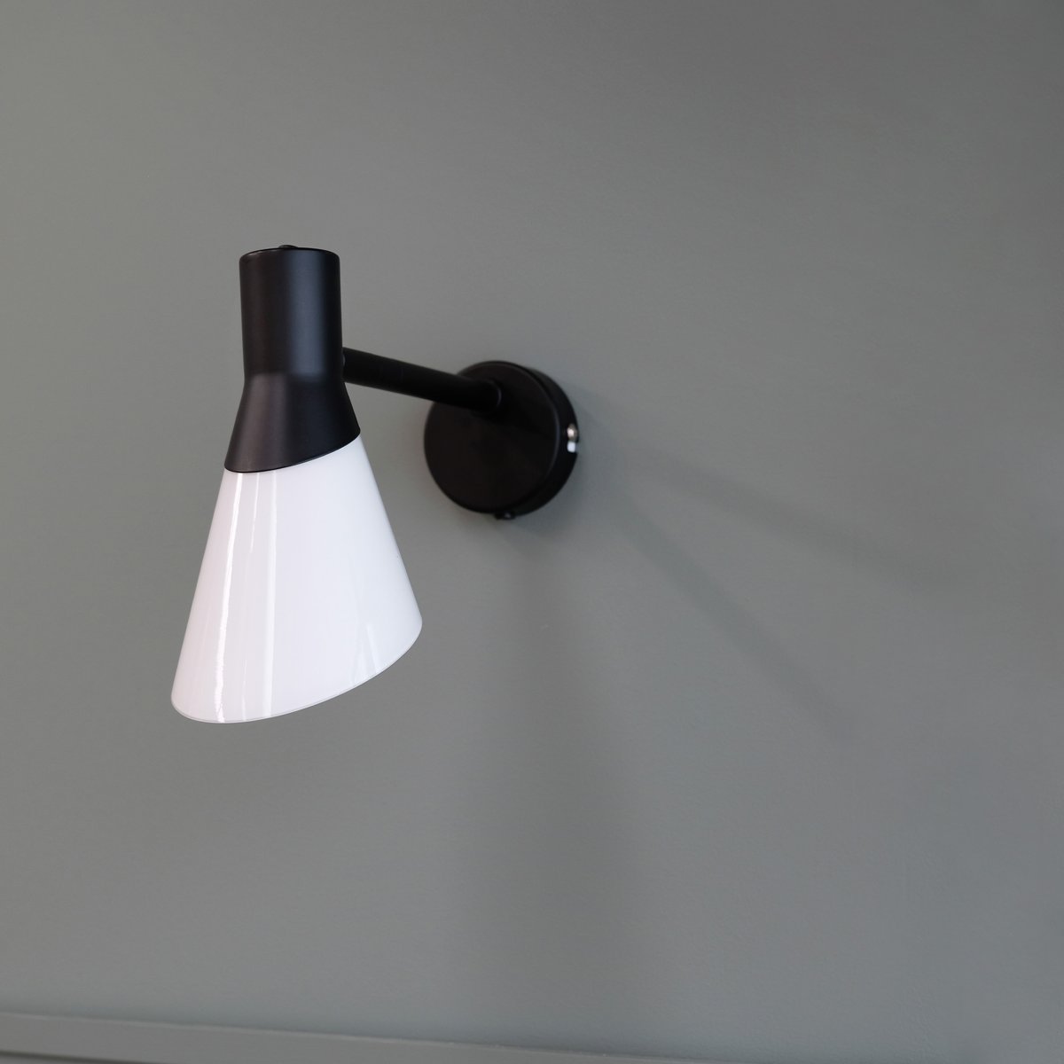 Gent 30cm Noir applique murale De Dyberg Larsen - Livré avec un câble textile noir de 1,5 m de long et un interrupteur d'alimentation.