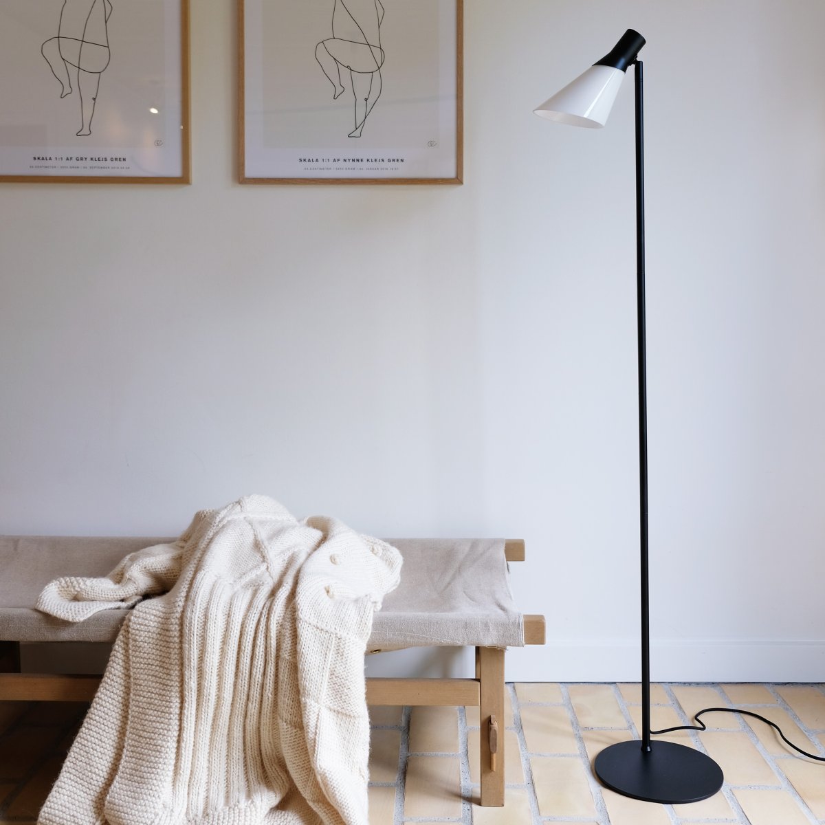 Gent Noir lampadaire De Dyberg Larsen - Gent est un lampadaire moderne et élégant avec un abat-jour en verre opale combiné à du métal noir.