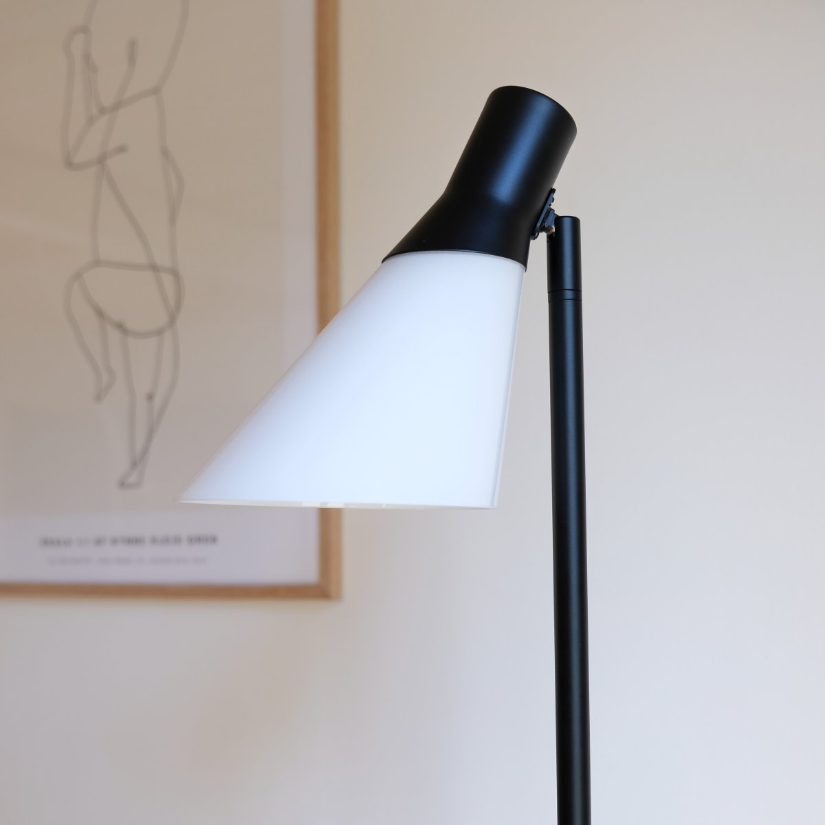 Gent Noir lampadaire De Dyberg Larsen - Gent est un lampadaire moderne et élégant avec un abat-jour en verre opale combiné à du métal noir.