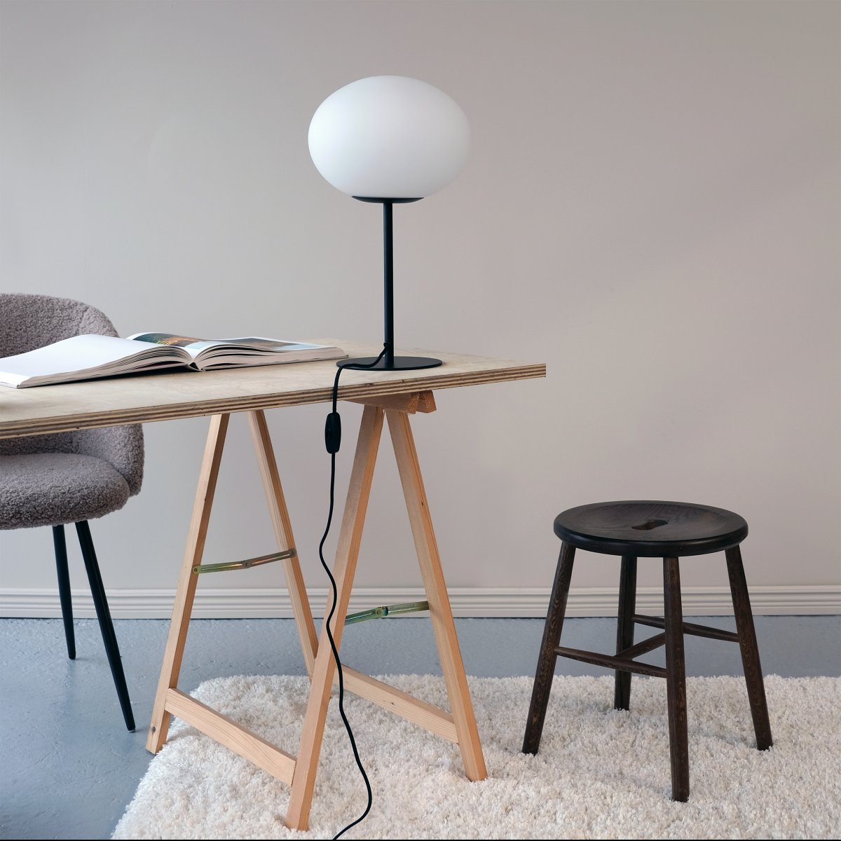 Princess 48cm Noir lampe de table De Dyberg Larsen - La lampe de table Princess a un design intemporel et minimaliste avec un abat-jour en verre blanc opale mat et une base en métal noir.