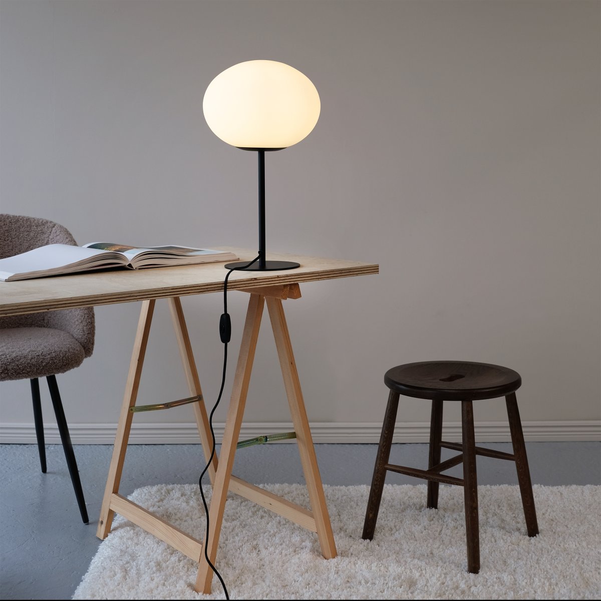 Princess 48cm Noir lampe de table De Dyberg Larsen - La lampe de table Princess a un design intemporel et minimaliste avec un abat-jour en verre blanc opale mat et une base en métal noir.
