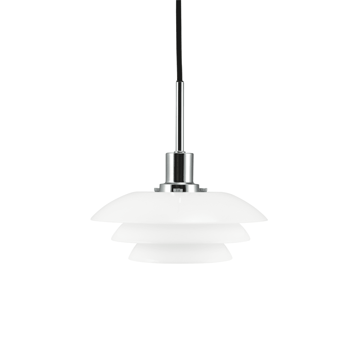 DL20 Ø20 Chrome suspension De Dyberg Larsen - La suspension opale DL20 avec une base en m&eacute;tal chrom&eacute; est une lampe &eacute;l&eacute;gante qui s'int&egrave;gre parfaitement au-dessus de la table &agrave; manger ou de la table basse.