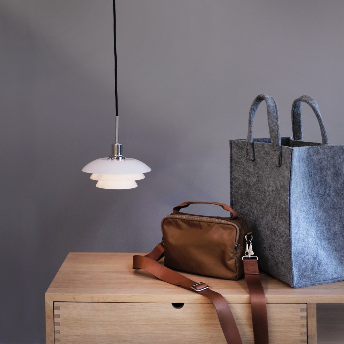 DL20 Ø20 Chrome suspension De Dyberg Larsen - La suspension opale DL20 avec une base en m&eacute;tal chrom&eacute; est une lampe &eacute;l&eacute;gante qui s'int&egrave;gre parfaitement au-dessus de la table &agrave; manger ou de la table basse.