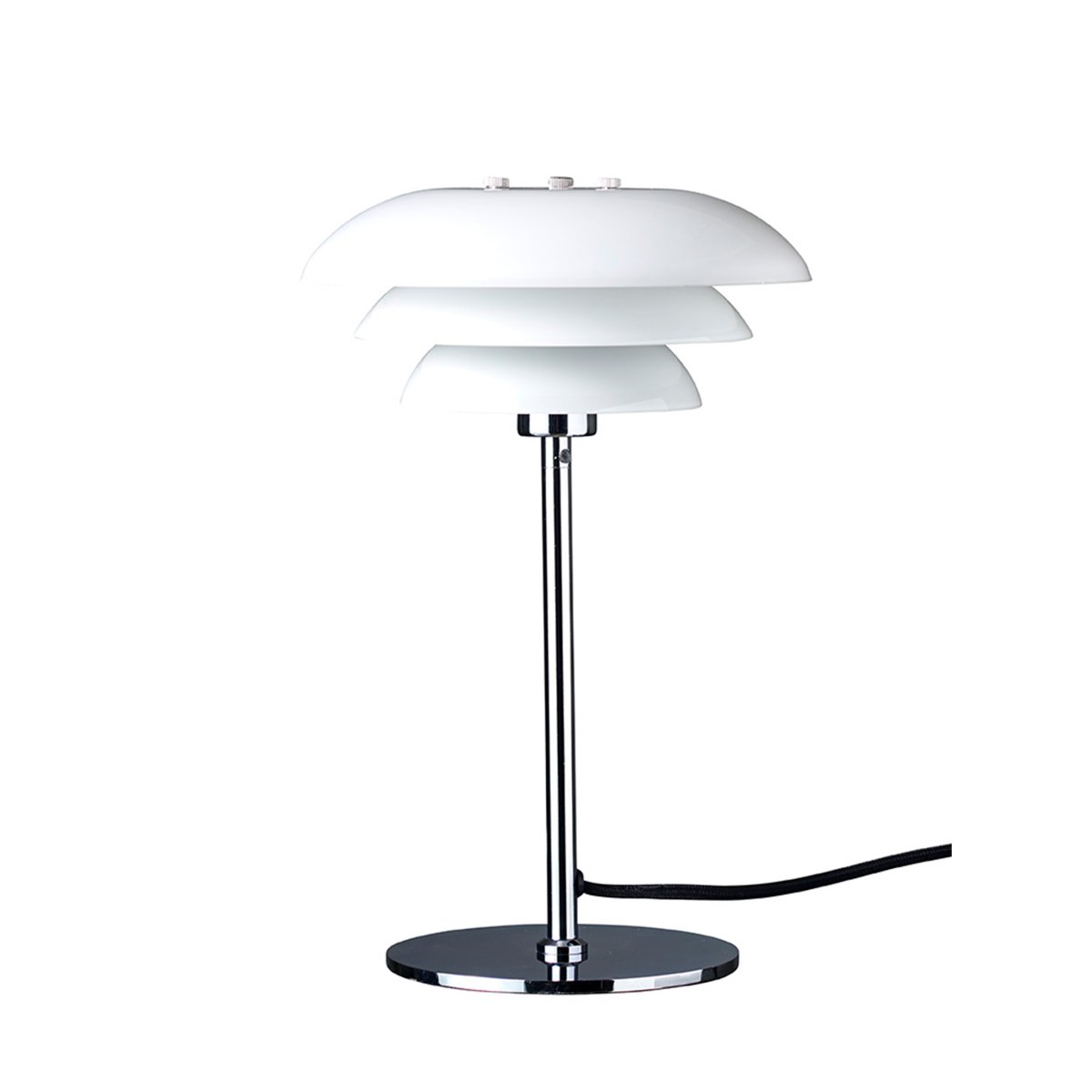 DL20 30cm Chrome lampe de table De Dyberg Larsen - DL20 avec verre opale et base chrom&eacute;e donne &agrave; votre maison une mise &agrave; niveau &eacute;l&eacute;gante et styl&eacute;e.