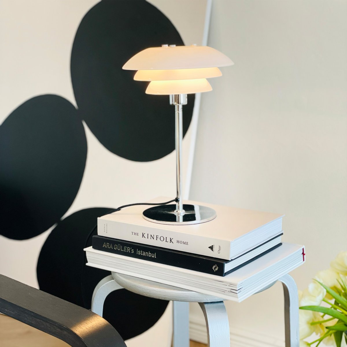 DL20 30cm Chrome lampe de table De Dyberg Larsen - DL20 avec verre opale et base chrom&eacute;e donne &agrave; votre maison une mise &agrave; niveau &eacute;l&eacute;gante et styl&eacute;e.