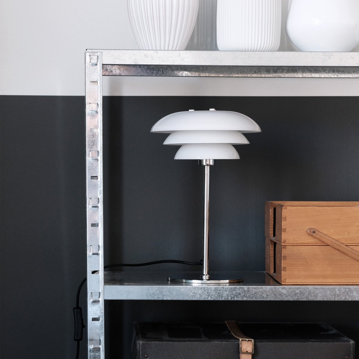 DL20 30cm Chrome lampe de table De Dyberg Larsen - DL20 avec verre opale et base chrom&eacute;e donne &agrave; votre maison une mise &agrave; niveau &eacute;l&eacute;gante et styl&eacute;e.