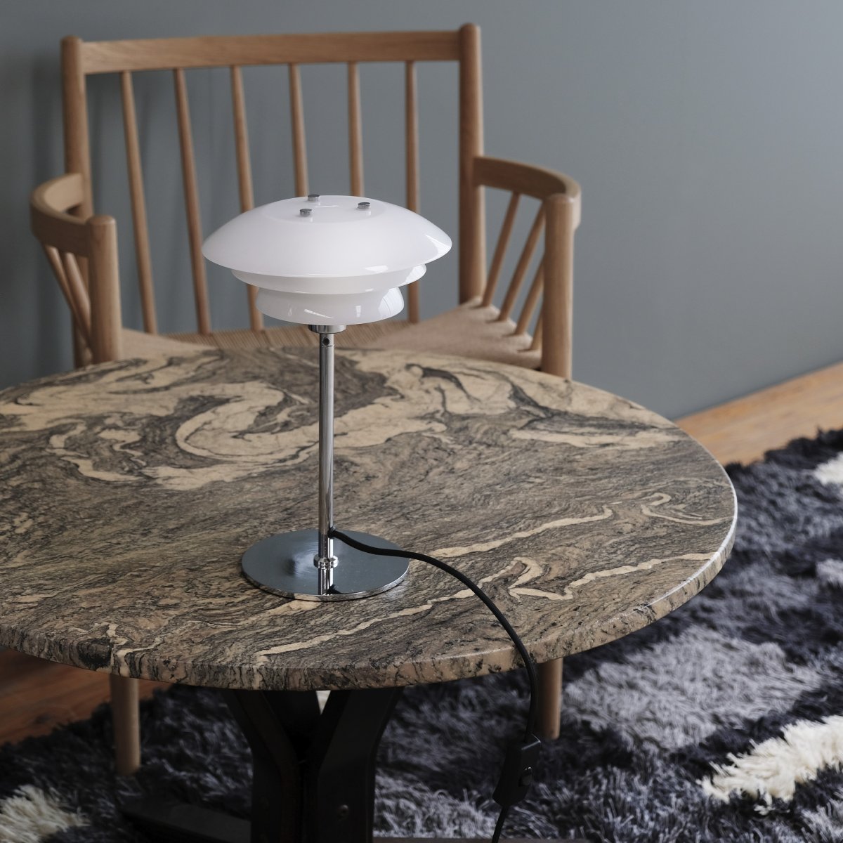 DL20 30cm Chrome lampe de table De Dyberg Larsen - DL20 avec verre opale et base chrom&eacute;e donne &agrave; votre maison une mise &agrave; niveau &eacute;l&eacute;gante et styl&eacute;e.