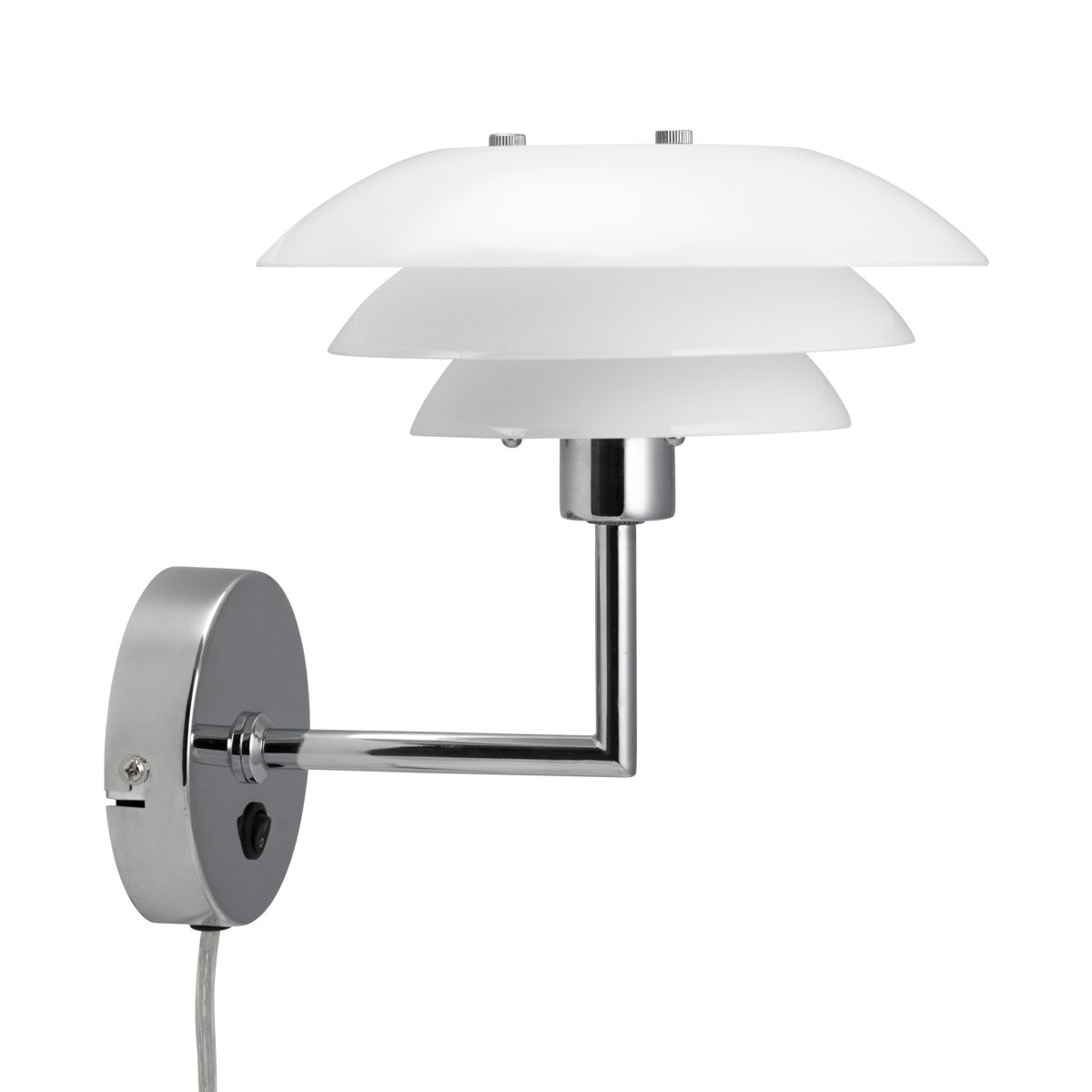 DL20 Chrome applique murale De Dyberg Larsen - L'applique murale DL20 a un design classique et simple avec trois abat-jour qui cr&eacute;ent une lumi&egrave;re belle et sans &eacute;blouissement.