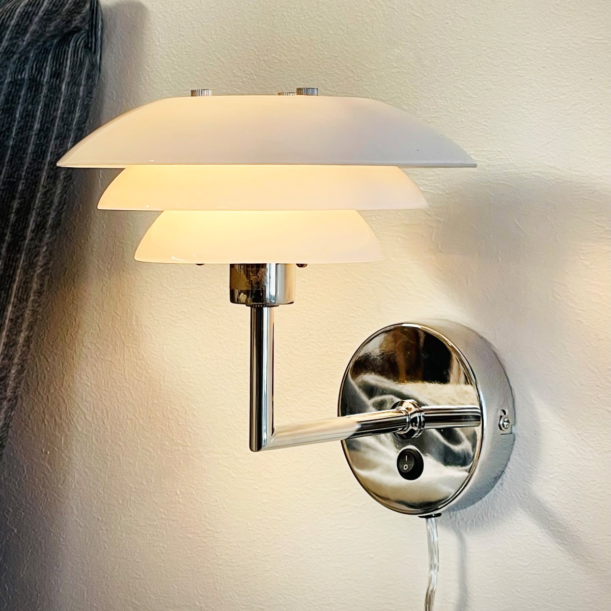 DL20 Chrome applique murale De Dyberg Larsen - L'applique murale DL20 a un design classique et simple avec trois abat-jour qui cr&eacute;ent une lumi&egrave;re belle et sans &eacute;blouissement.