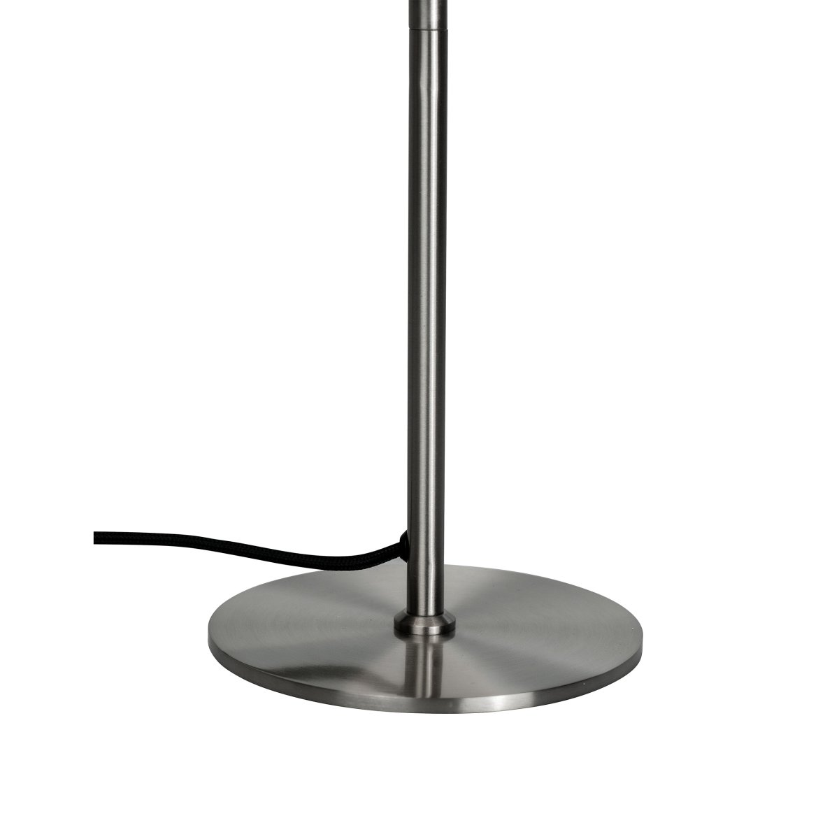 DL20 30cm Acier brossé lampe de table De Dyberg Larsen - La lampe de table DL20 en acier brossé est un nouveau membre de la série de lampes de table DL.
