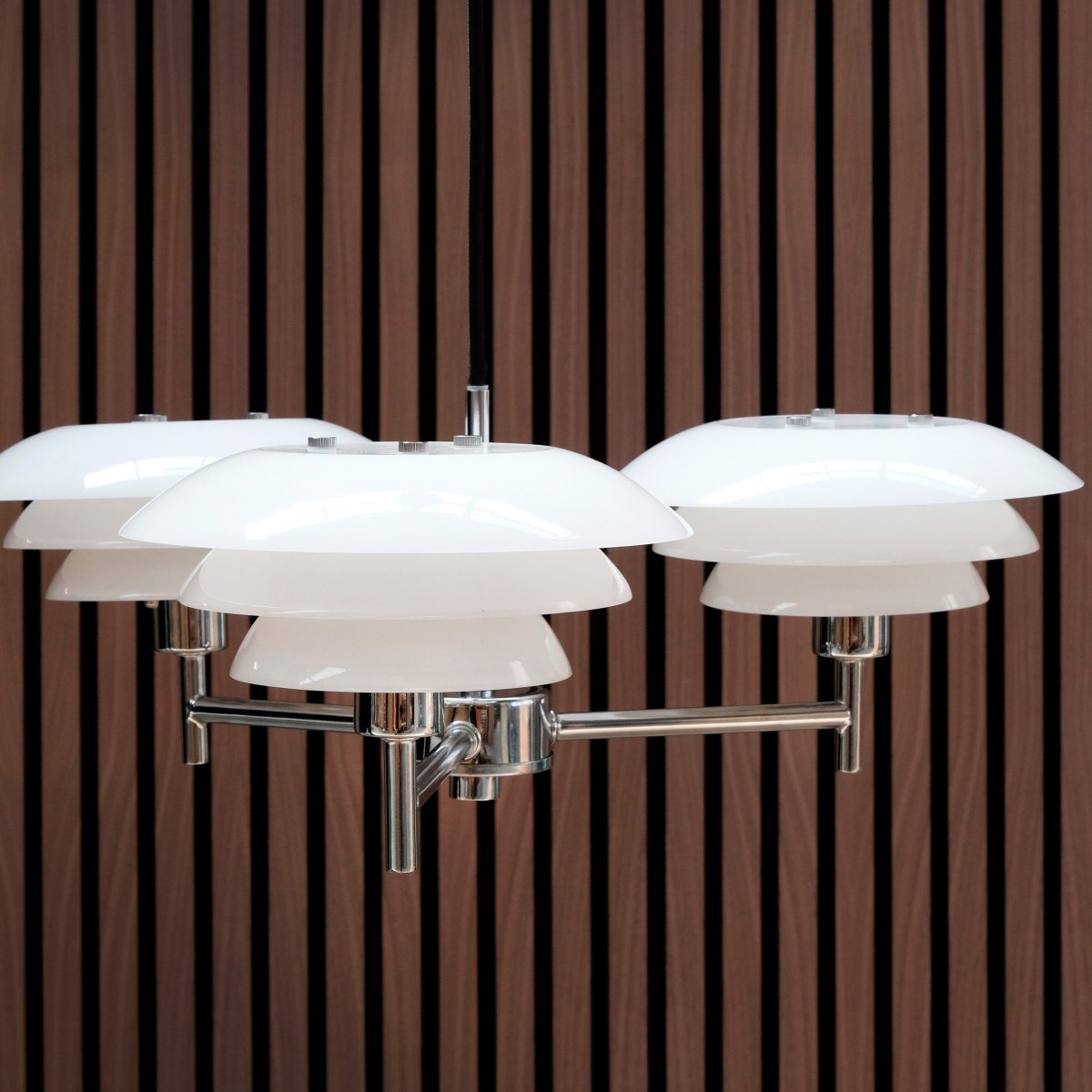 DL20 Ø50 Chrome suspension De Dyberg Larsen - Le verre opale souffl&eacute; &agrave; la bouche est un th&egrave;me r&eacute;current dans plusieurs cr&eacute;ations de Dyberg Larsen et permet de combiner les lampes de la s&eacute;rie &agrave; volont&eacute;.