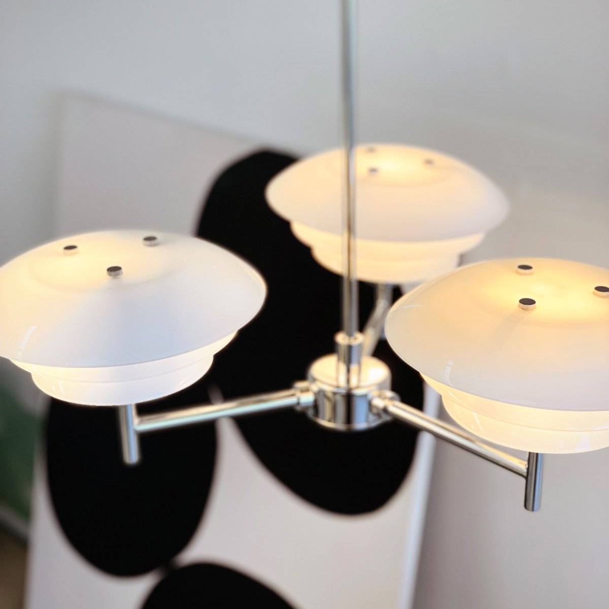 DL20 Ø50 Chrome suspension De Dyberg Larsen - Le verre opale souffl&eacute; &agrave; la bouche est un th&egrave;me r&eacute;current dans plusieurs cr&eacute;ations de Dyberg Larsen et permet de combiner les lampes de la s&eacute;rie &agrave; volont&eacute;.