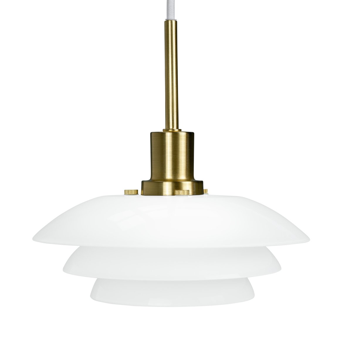 DL20 Ø20 Laiton suspension De Dyberg Larsen - La suspension opale DL20 avec une base en métal laiton est une lampe élégante qui s'intègre parfaitement au-dessus de la table à manger ou de la table basse.