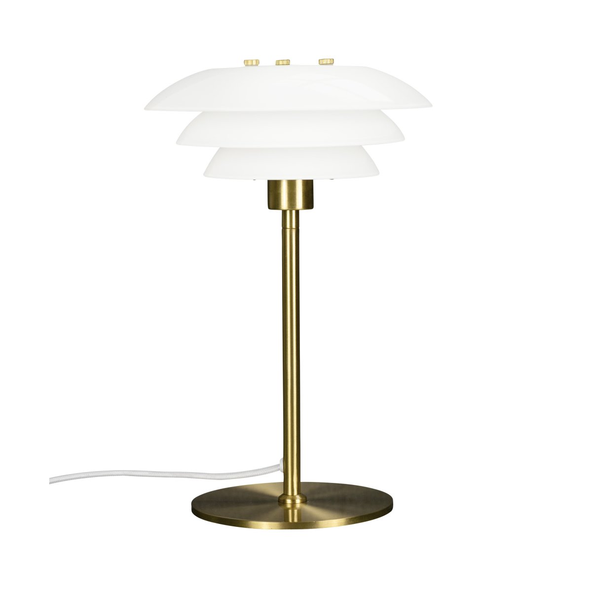 DL20 30cm Laiton lampe de table De Dyberg Larsen - La lampe de table DL20 en verre opale et laiton pr&eacute;sente un design exclusif et luxueux qui est non seulement beau mais fournit &eacute;galement un &eacute;clairage agr&eacute;able &agrave; la pi&egrave;ce et cr&eacute;e l'atmosph&egrave;re parfaite pour toutes les occasions.