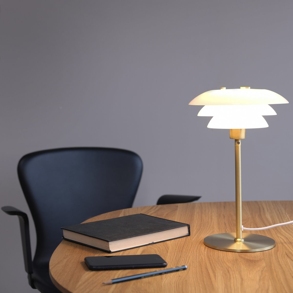 DL20 30cm Laiton lampe de table De Dyberg Larsen - La lampe de table DL20 en verre opale et laiton pr&eacute;sente un design exclusif et luxueux qui est non seulement beau mais fournit &eacute;galement un &eacute;clairage agr&eacute;able &agrave; la pi&egrave;ce et cr&eacute;e l'atmosph&egrave;re parfaite pour toutes les occasions.