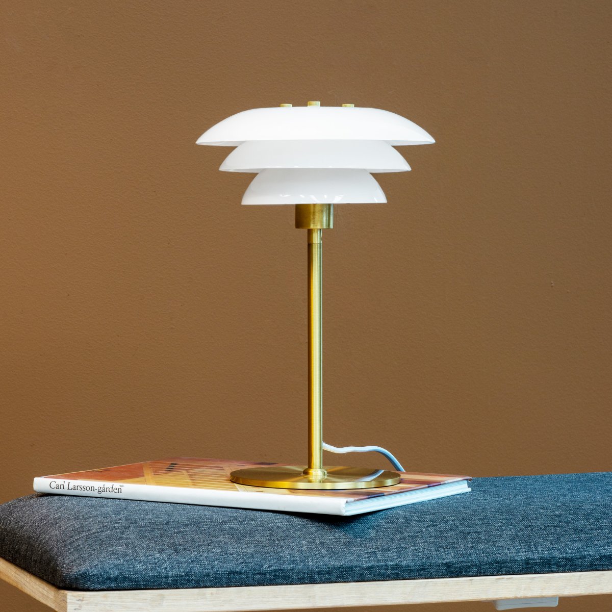 DL20 30cm Laiton lampe de table De Dyberg Larsen - La lampe de table DL20 en verre opale et laiton pr&eacute;sente un design exclusif et luxueux qui est non seulement beau mais fournit &eacute;galement un &eacute;clairage agr&eacute;able &agrave; la pi&egrave;ce et cr&eacute;e l'atmosph&egrave;re parfaite pour toutes les occasions.