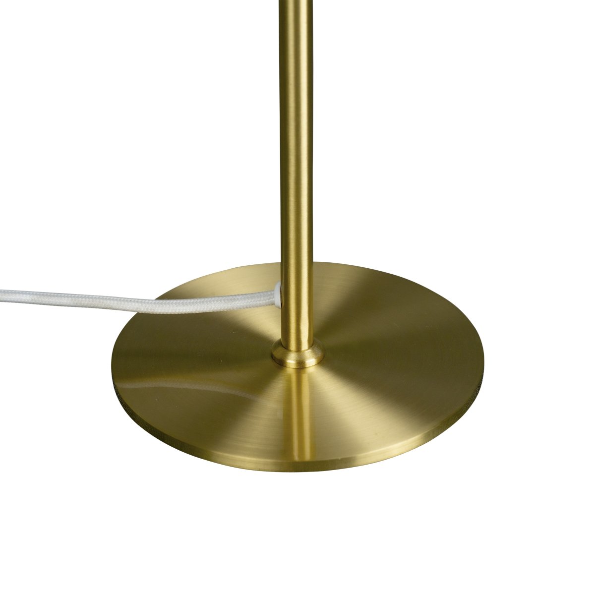 DL20 30cm Laiton lampe de table De Dyberg Larsen - La lampe de table DL20 en verre opale et laiton pr&eacute;sente un design exclusif et luxueux qui est non seulement beau mais fournit &eacute;galement un &eacute;clairage agr&eacute;able &agrave; la pi&egrave;ce et cr&eacute;e l'atmosph&egrave;re parfaite pour toutes les occasions.