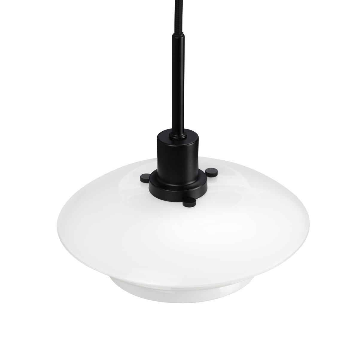 DL20 Ø20 Noir suspension De Dyberg Larsen - La suspension opale DL20 avec une base en métal noir est une lampe élégante qui s'intègre parfaitement au-dessus de la table à manger ou de la table basse.