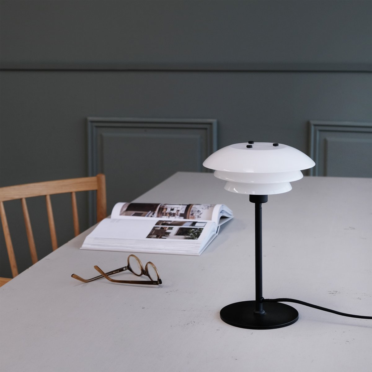 DL20 30cm Noir lampe de table De Dyberg Larsen - La lampe de table DL20 en verre opale et noir pr&eacute;sente un design exclusif et luxueux qui est non seulement beau mais fournit &eacute;galement un &eacute;clairage agr&eacute;able &agrave; la pi&egrave;ce, cr&eacute;ant l'atmosph&egrave;re parfaite pour toutes les occasions.