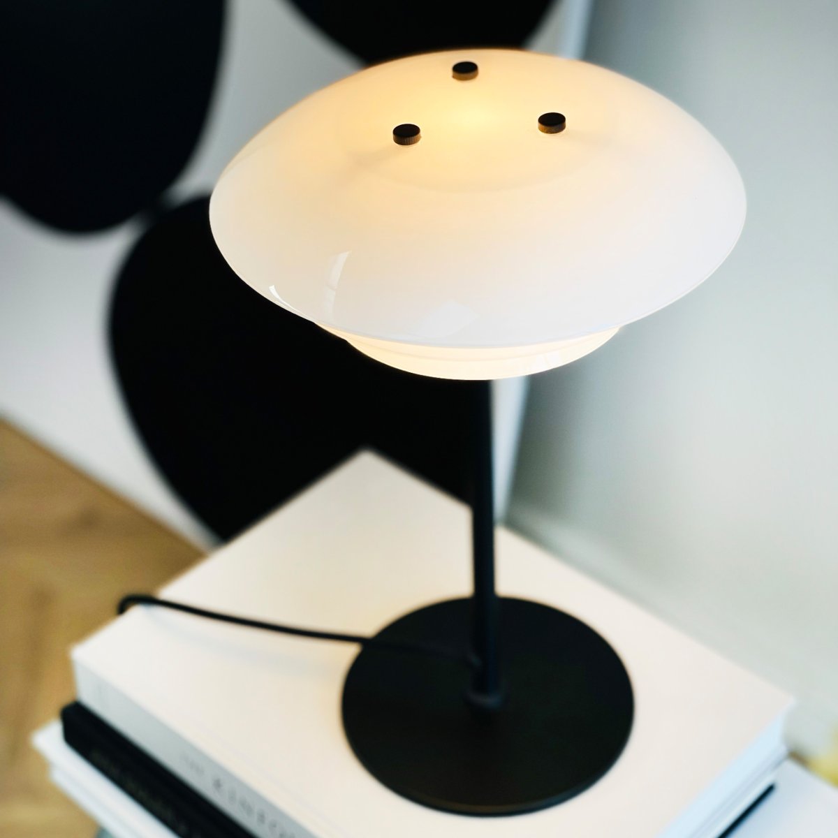 DL20 30cm Noir lampe de table De Dyberg Larsen - La lampe de table DL20 en verre opale et noir pr&eacute;sente un design exclusif et luxueux qui est non seulement beau mais fournit &eacute;galement un &eacute;clairage agr&eacute;able &agrave; la pi&egrave;ce, cr&eacute;ant l'atmosph&egrave;re parfaite pour toutes les occasions.