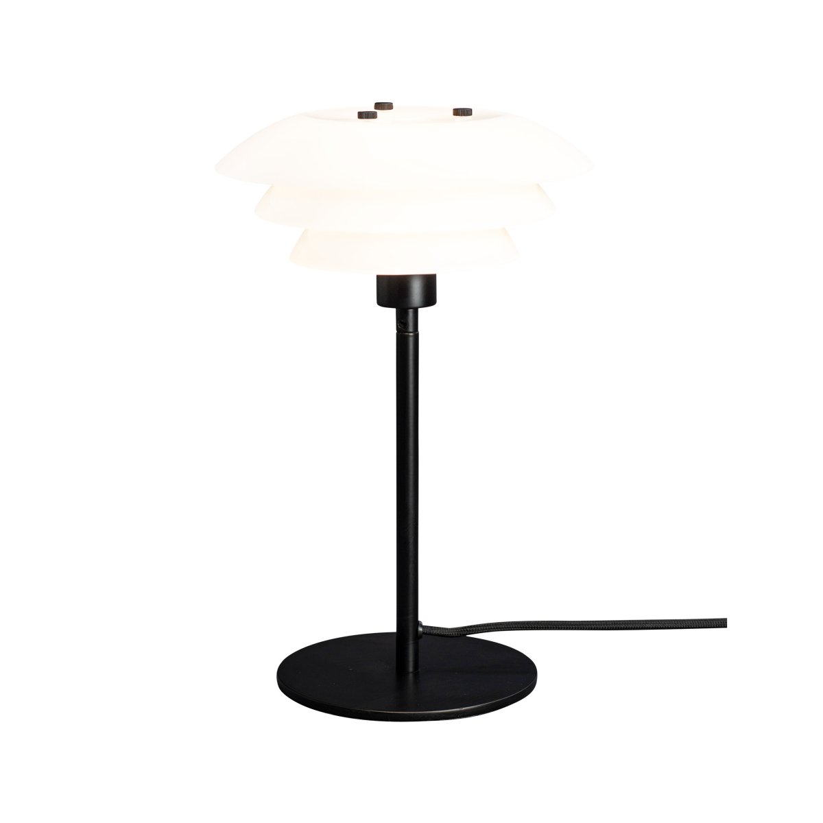 DL20 30cm Noir lampe de table De Dyberg Larsen - La lampe de table DL20 en verre opale et noir pr&eacute;sente un design exclusif et luxueux qui est non seulement beau mais fournit &eacute;galement un &eacute;clairage agr&eacute;able &agrave; la pi&egrave;ce, cr&eacute;ant l'atmosph&egrave;re parfaite pour toutes les occasions.