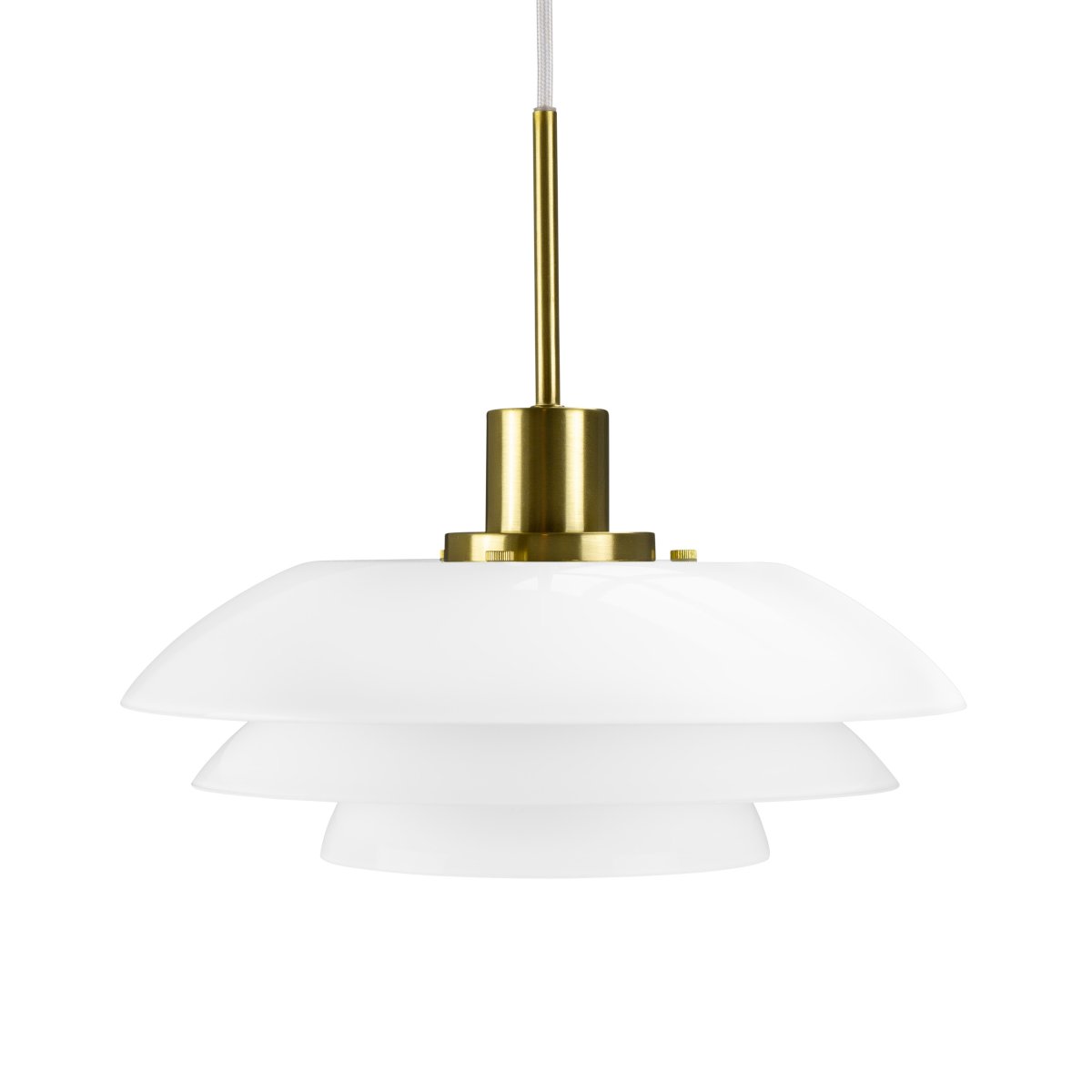 DL31 Ø31 Laiton suspension De Dyberg Larsen - La suspension opale DL31 avec une base en métal laiton est une lampe élégante qui s'intègre parfaitement au-dessus de la table à manger ou de la table basse.