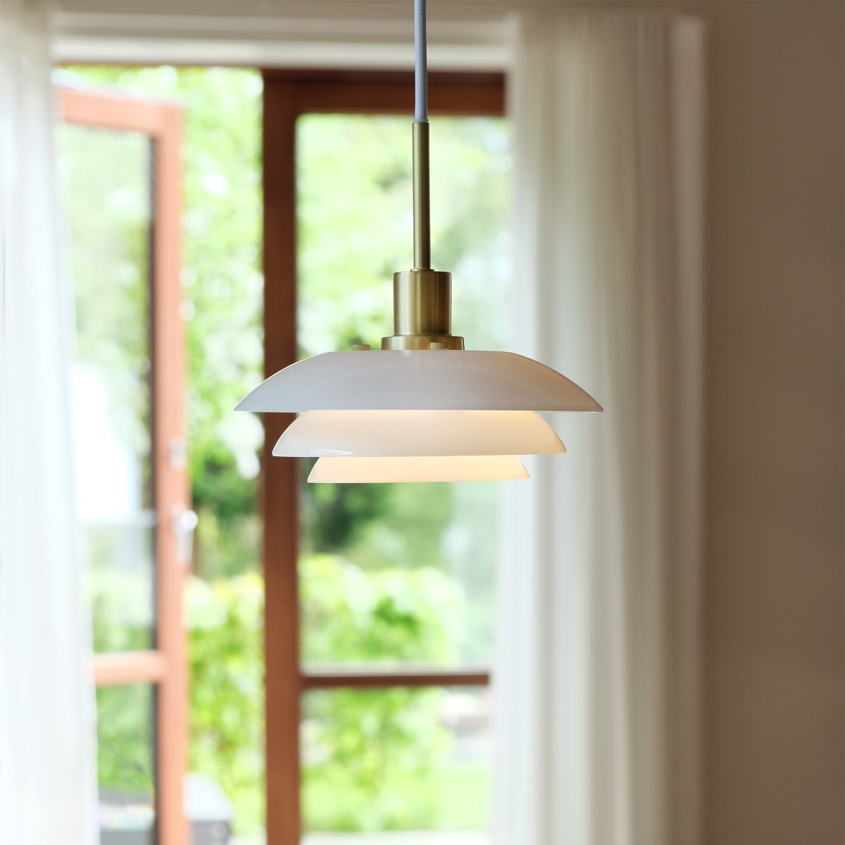 DL31 Ø31 Laiton suspension De Dyberg Larsen - La suspension opale DL31 avec une base en métal laiton est une lampe élégante qui s'intègre parfaitement au-dessus de la table à manger ou de la table basse.