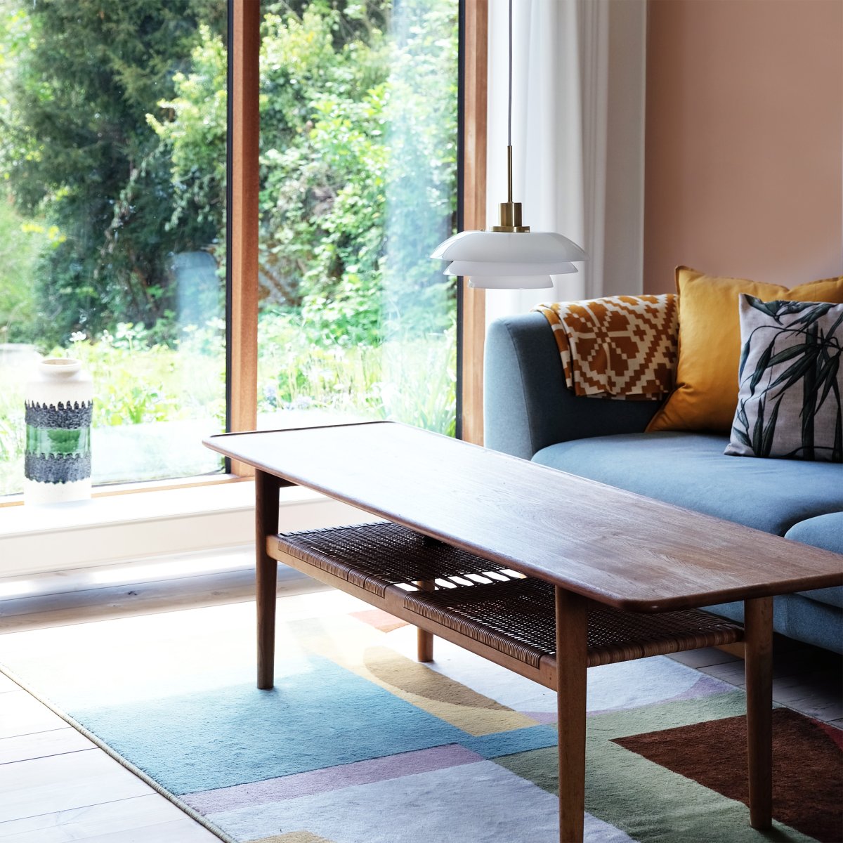 DL31 Ø31 Laiton suspension De Dyberg Larsen - La suspension opale DL31 avec une base en métal laiton est une lampe élégante qui s'intègre parfaitement au-dessus de la table à manger ou de la table basse.