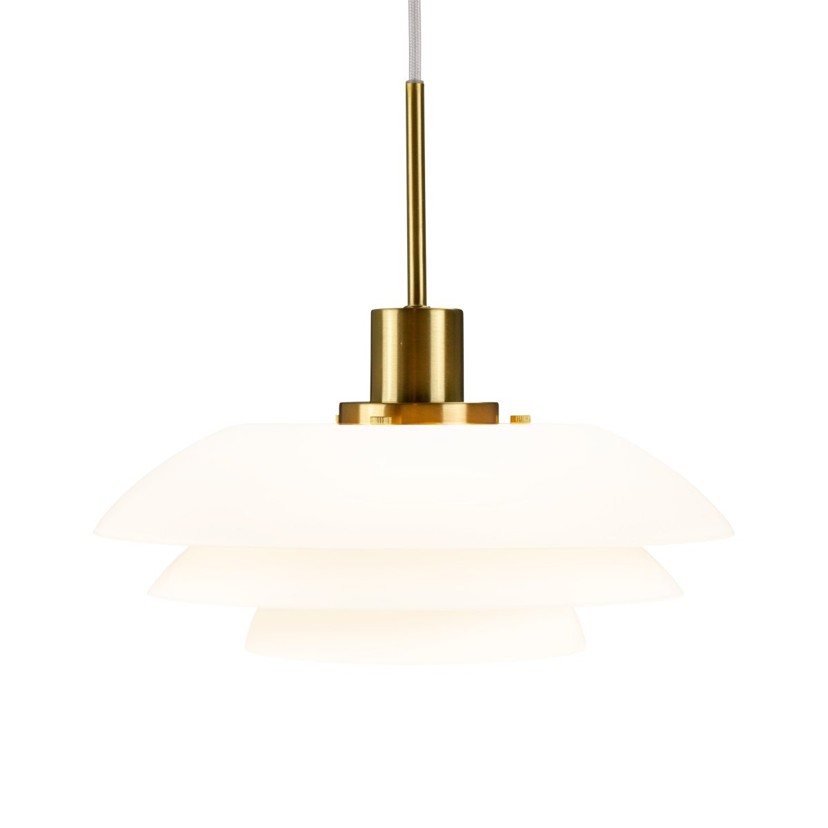 DL31 Ø31 Laiton suspension De Dyberg Larsen - La suspension opale DL31 avec une base en métal laiton est une lampe élégante qui s'intègre parfaitement au-dessus de la table à manger ou de la table basse.
