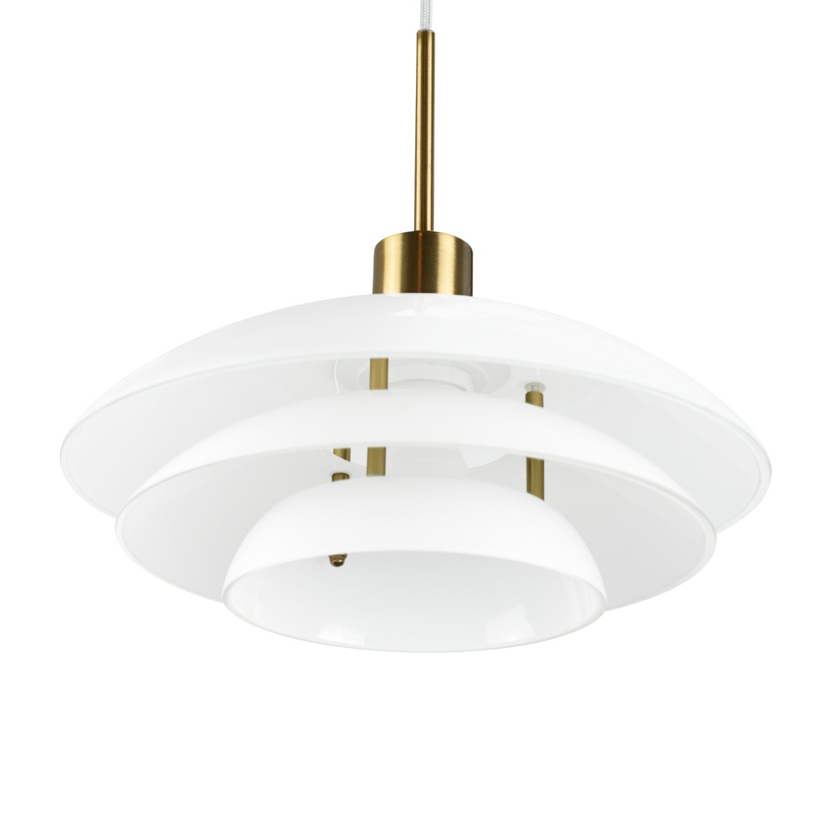DL31 Ø31 Laiton suspension De Dyberg Larsen - La suspension opale DL31 avec une base en métal laiton est une lampe élégante qui s'intègre parfaitement au-dessus de la table à manger ou de la table basse.