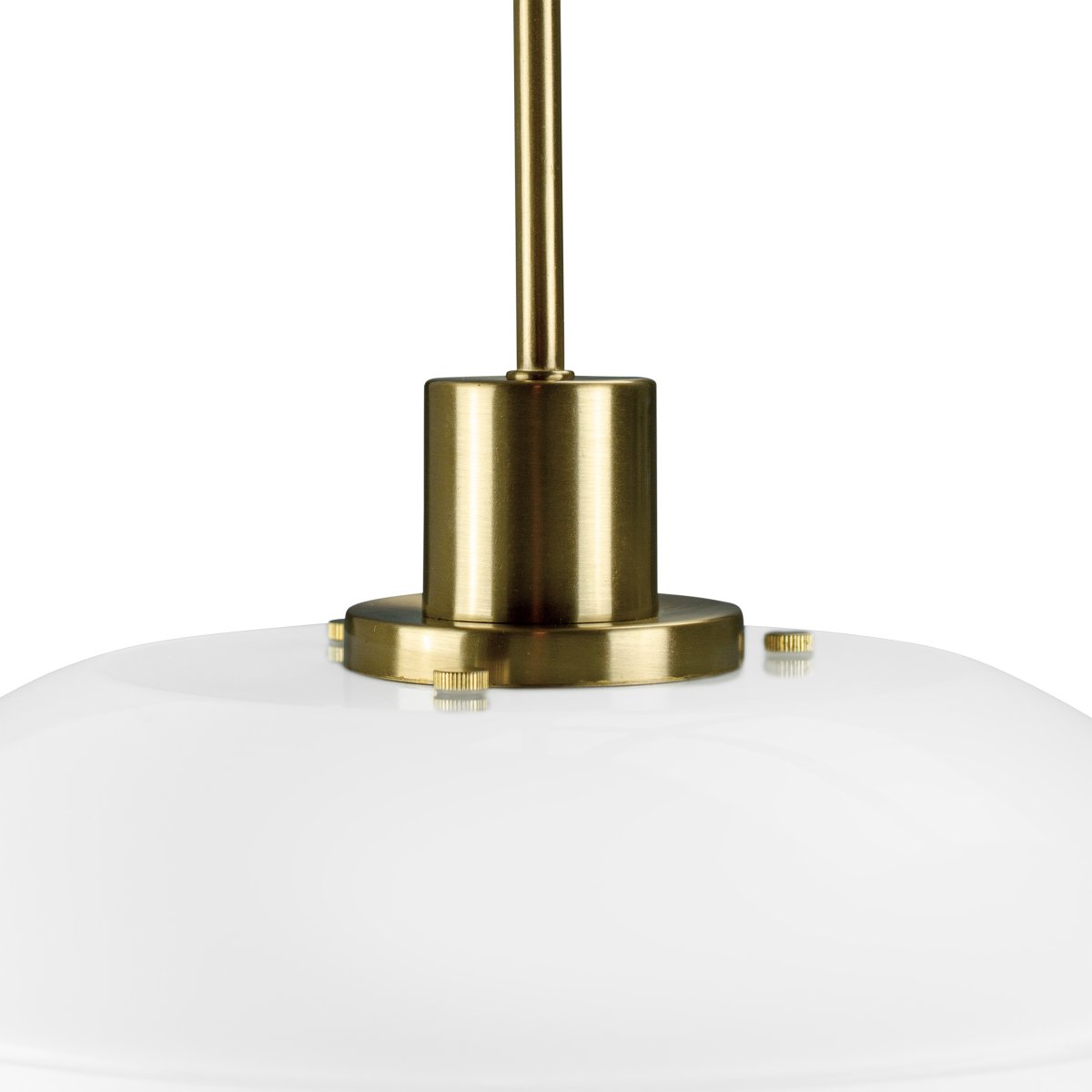 DL31 Ø31 Laiton suspension De Dyberg Larsen - La suspension opale DL31 avec une base en métal laiton est une lampe élégante qui s'intègre parfaitement au-dessus de la table à manger ou de la table basse.