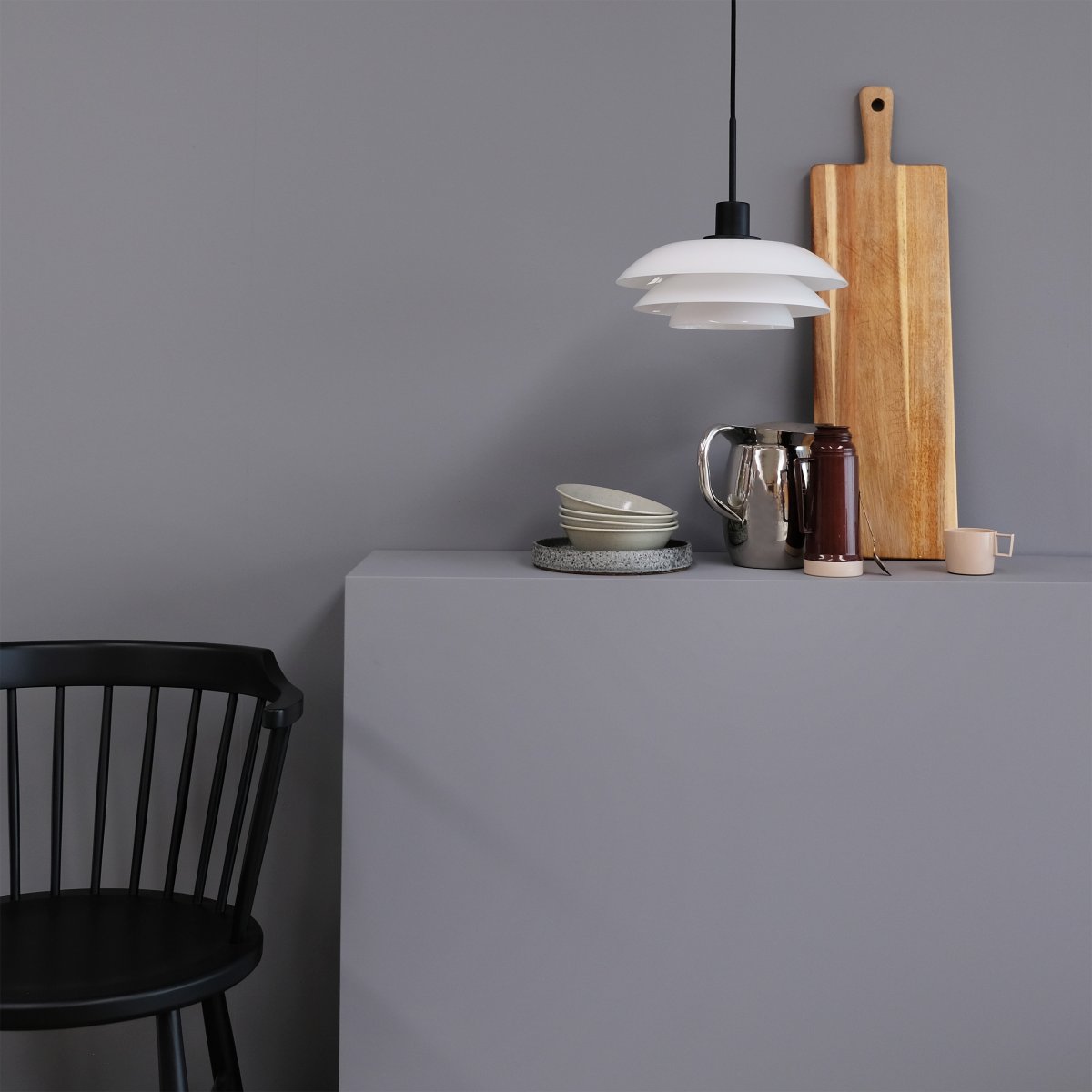 DL31 Ø31 Noir suspension De Dyberg Larsen - La suspension opale DL31 avec une base en métal noir est une lampe élégante qui s'intègre parfaitement au-dessus de la table à manger ou de la table basse.