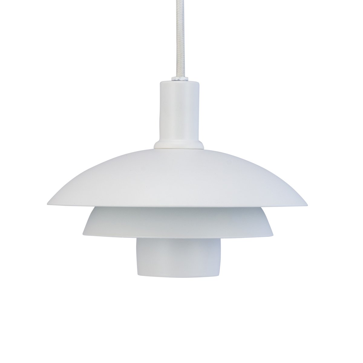 Morph Ø20 Blanc suspension De Dyberg Larsen - Morph est livr&eacute; avec un c&acirc;ble en tissu noir de 3 m&egrave;tres, offrant une flexibilit&eacute; de placement et ajoutant une touche d'&eacute;l&eacute;gance &agrave; votre maison.