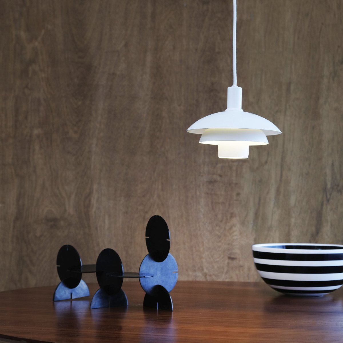Morph Ø20 Blanc suspension De Dyberg Larsen - Morph est livr&eacute; avec un c&acirc;ble en tissu noir de 3 m&egrave;tres, offrant une flexibilit&eacute; de placement et ajoutant une touche d'&eacute;l&eacute;gance &agrave; votre maison.