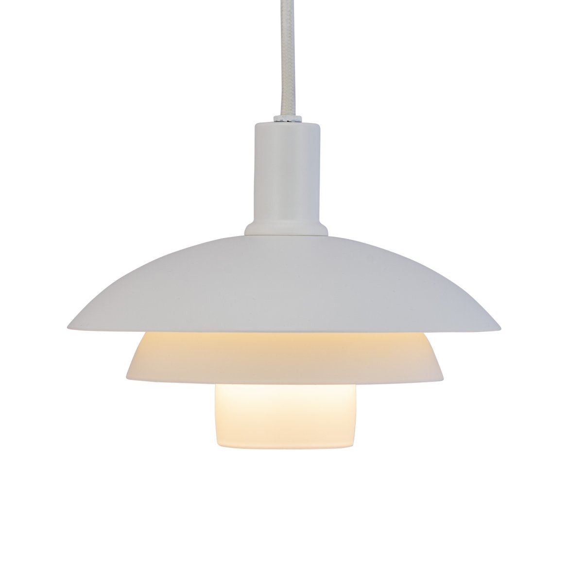 Morph Ø20 Blanc suspension De Dyberg Larsen - Morph est livr&eacute; avec un c&acirc;ble en tissu noir de 3 m&egrave;tres, offrant une flexibilit&eacute; de placement et ajoutant une touche d'&eacute;l&eacute;gance &agrave; votre maison.