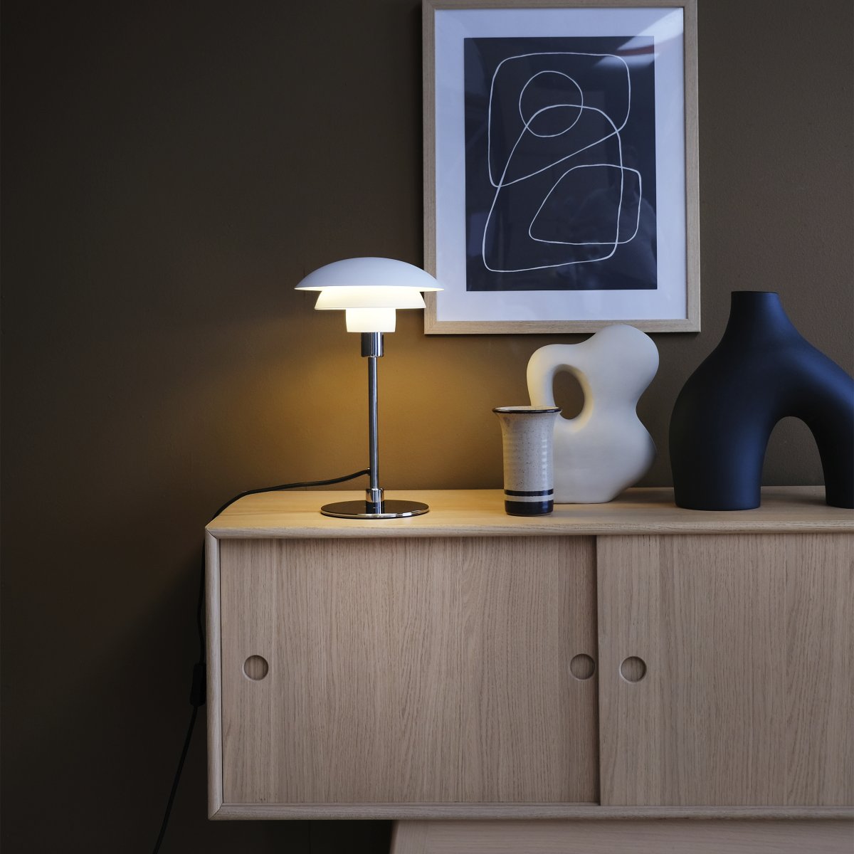 Morph 35cm Blanc lampe de table De Dyberg Larsen - La lampe est livr&eacute;e avec un c&acirc;ble en tissu de 1,6 m&egrave;tre de long et dispose d'un interrupteur d'alimentation sur le dessus.
